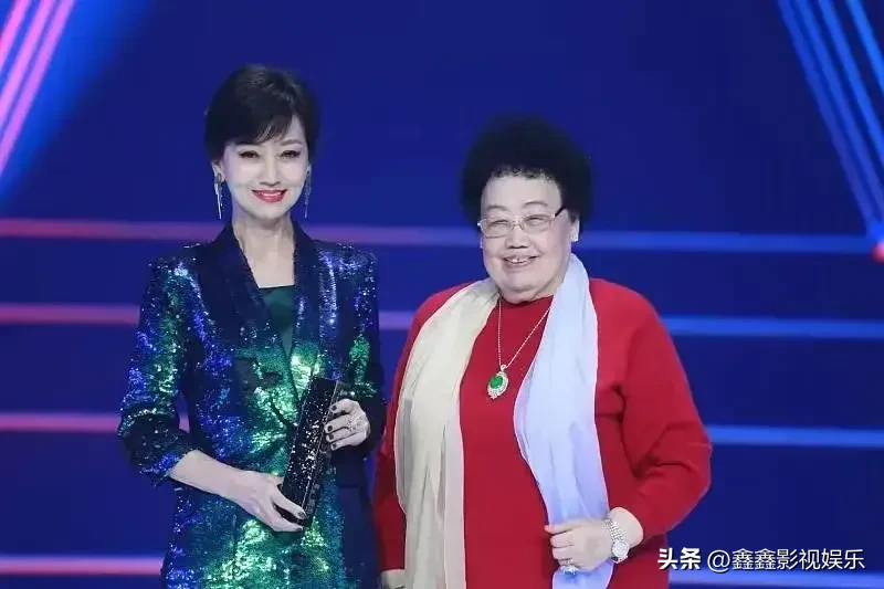 百亿富婆陈丽华和赵雅芝罕见同台，彼此看向对方的眼