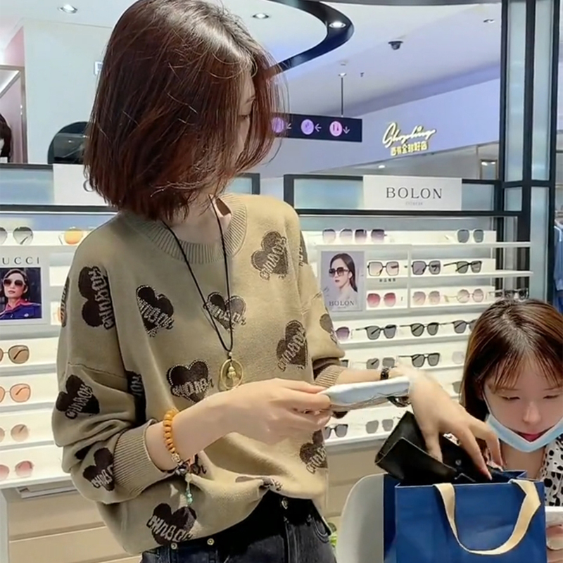 北京逛街，偶遇一女子，穿的这“欧货毛衣”，优雅又