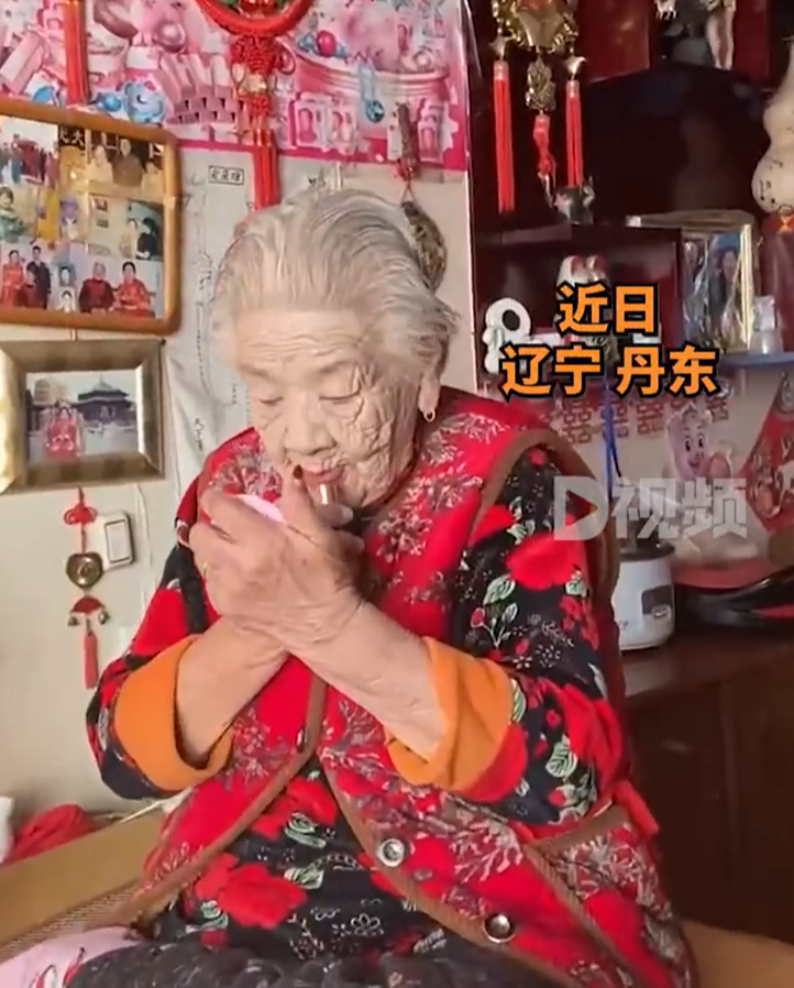 96岁奶奶坚持每天化全妆 ，外孙女：从年轻时就爱美