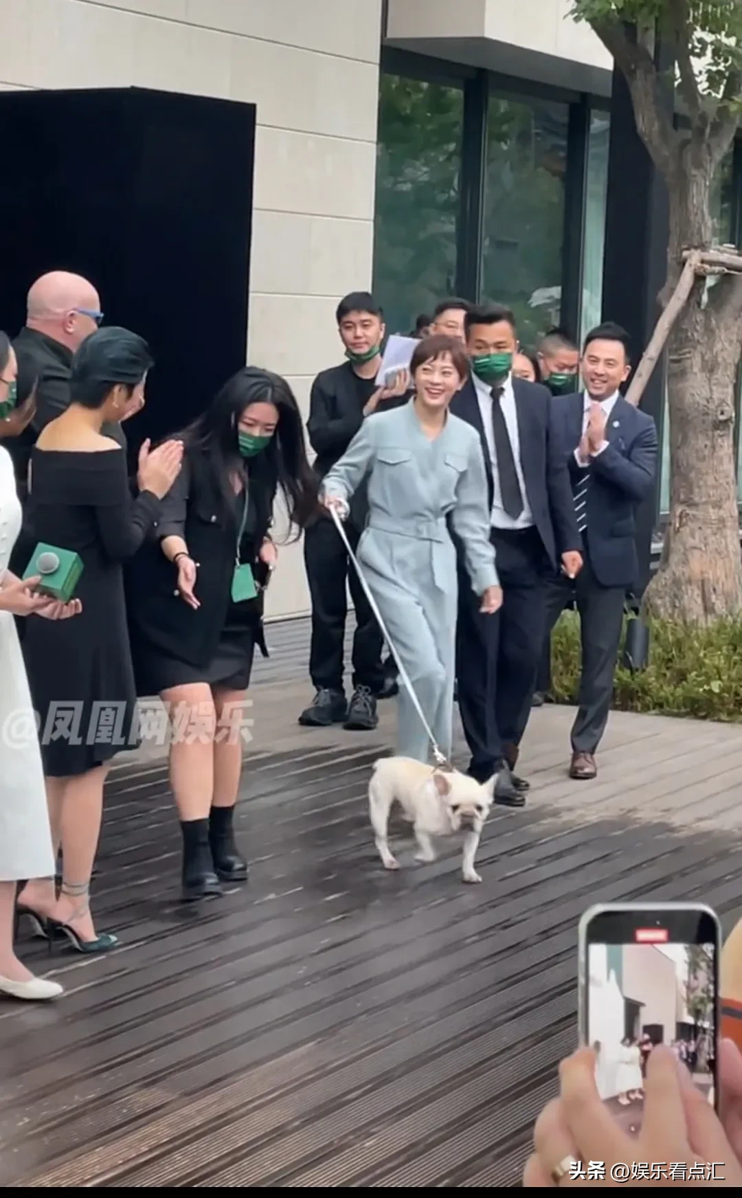 孙俪牵小狗参加活动，从屋里出来后，出现了有趣一幕