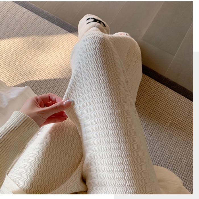 上海街头，突然被一个女子吸引了，穿的这“奶白阔腿